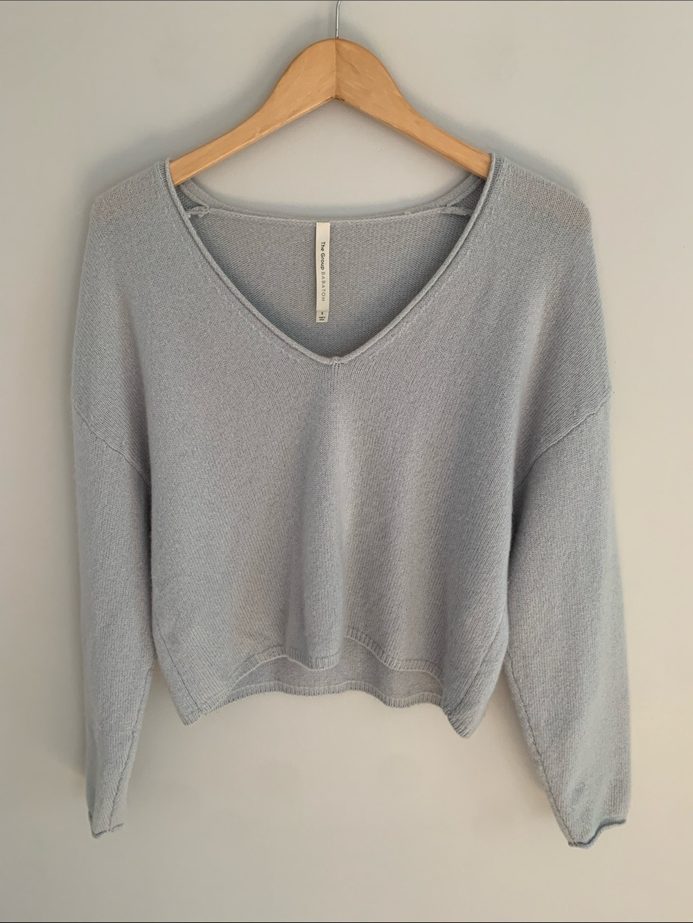 Aritzia Babaton 100% Cashmere V-Neck Sweater Light Blue Small Quiet Luxury Soft